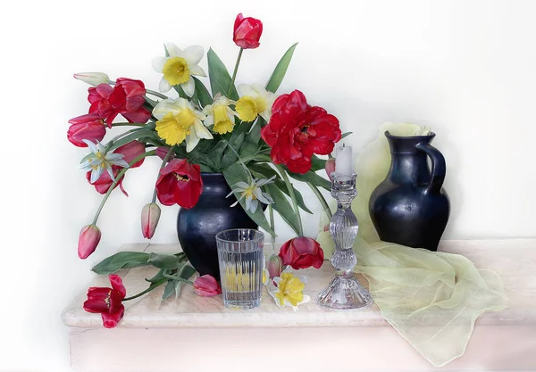 Bahar Çiçek Bir Buket Natürmort Laleler Nergis Bir Vazoda — Stok fotoğraf