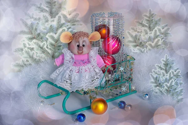 ラットの年のシンボルです マウス カラフルな風船雪とクリスマスの背景 — ストック写真