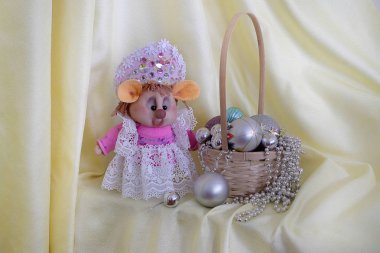 Yeni yıl ve Noel. Sıçan yılı sembolü. Fare ve Noel topları ile yeni yıl arka plan