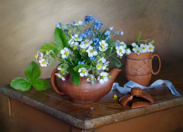 Stillleben Mit Einem Strauß Wildblumen Einer Tonvase Auf Dem Tisch — Stockfoto