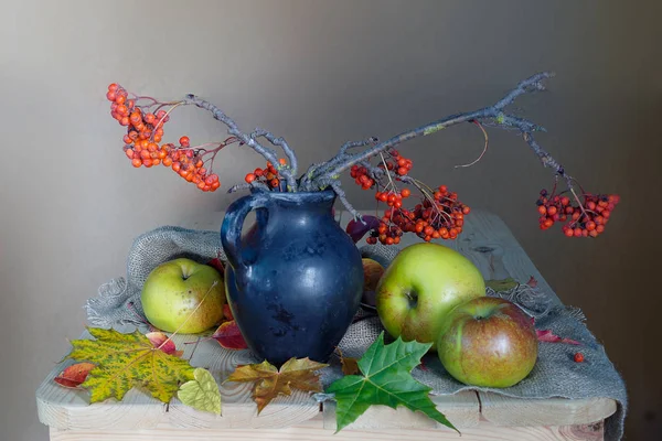 静物罗文在花瓶和成熟多汁的苹果的树枝 — 图库照片