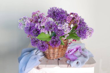 Güzel buket bahar eflatun çiçek bir sepette beyaz arka plan üzerinde izole su ile