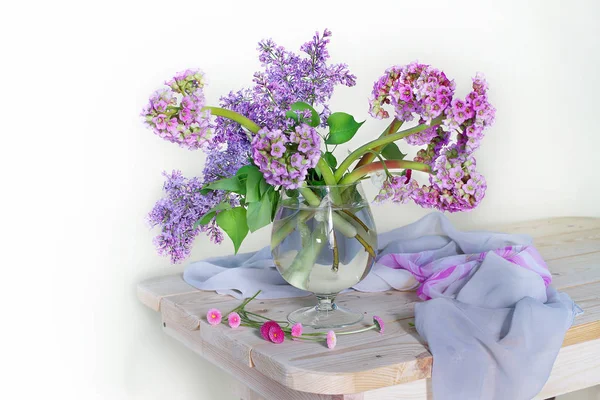 Natürmort çiçek mor tonda Vazon su beyaz bir arka plan üzerinde