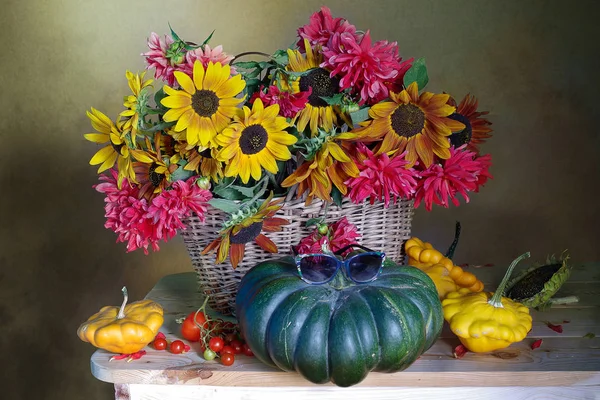 Sonbahar fotoğraf. Natürmort çiçek ve olgun sebze, meyve ile.