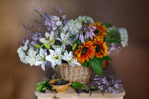 Velmi Krásná Kytice Zahradních Květin Košíku Zátiší Květinami — Stock fotografie