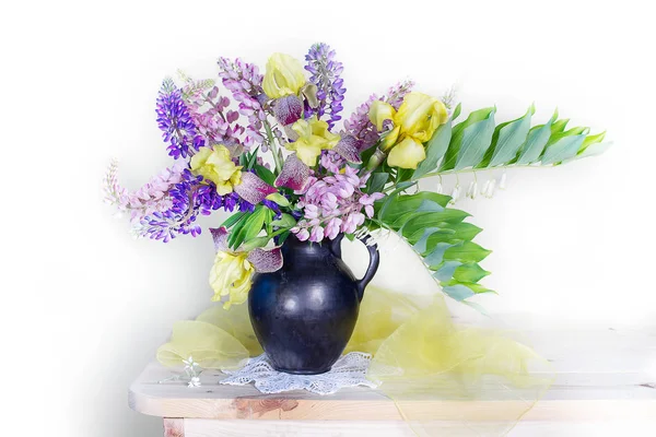 Nature Morte Avec Iris Lupins Dans Vase Sur Table — Photo