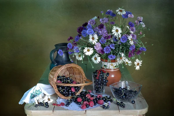 Natürmort Kır Çiçekleri Siyah Frenk Üzümü — Stok fotoğraf