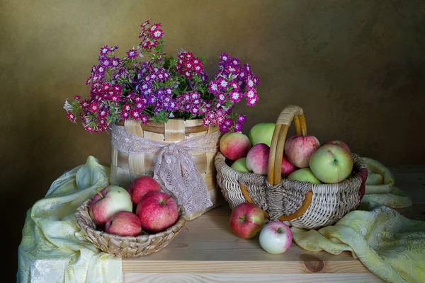 Nature Morte Avec Tomates Pommes Dans Panier Fleurs Dans Vase — Photo