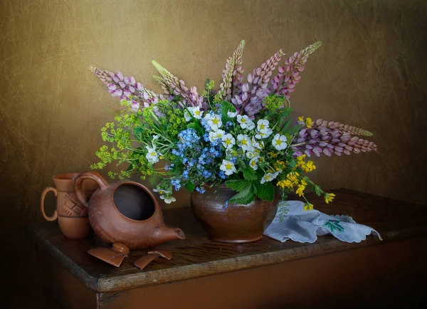 Bodegón Con Ramo Flores Silvestres Jarrón Barro Sobre Mesa — Foto de Stock