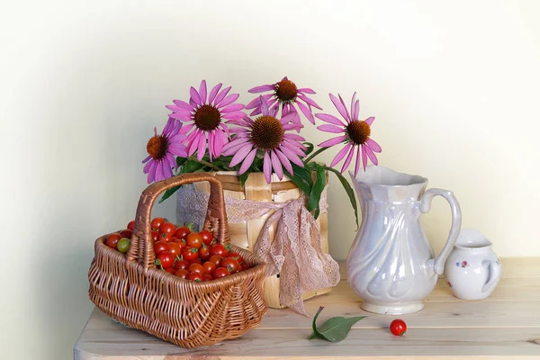 Összetétele Virágok Vázában Cseresznye Paradicsom Egy Fonott Kosárban Egy Asztal — Stock Fotó