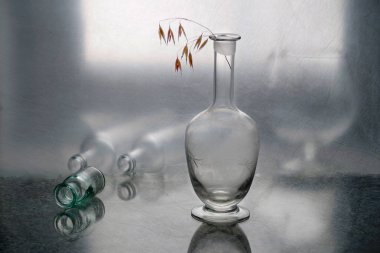 Natürmort pencerenin yakınındaki bir şeffaf yüzeyi cam nesnelerin