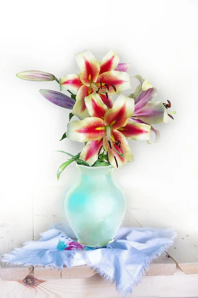 Bouquet Live Lilies White Vase White Background — Stock Photo, Image