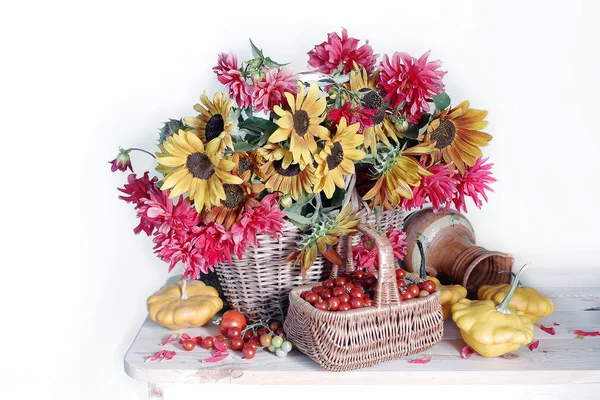 Bodegón Con Girasoles Dalias Verduras Frutas Foto Otoño — Foto de Stock