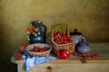 Kırmızı, olgunlaşmış domates ve biber kahverengi zemin ile sonbahar natürmort.