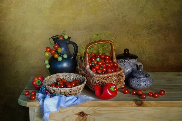 秋天寂静生活与红色 成熟的西红柿和辣椒在棕色背景 — 图库照片