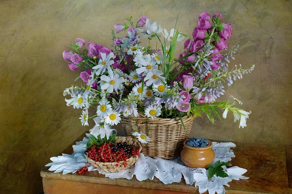 还活着 篮子里有野花 桌子上有成熟的醋栗和蓝莓 — 图库照片