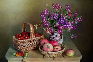 Natürmort domates ve bir sepet elma bir Vazoda Çiçekler.