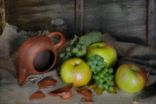 Натюрморт Старому Стилі Яблуками Виноградом Гілочкою — стокове фото