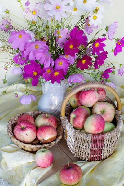 Stilleven Met Een Boeket Van Roze Bloemen Een Vaas Een — Stockfoto