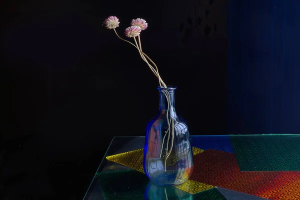 Скляні Вази Пляшки Цікаво Лежать Підвіконні Ізольовані Темному Тлі — стокове фото