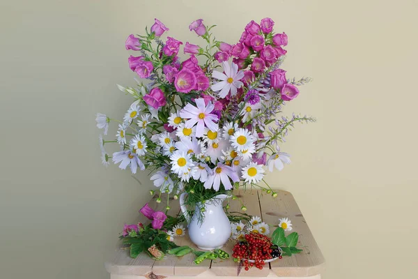 Zátiší Zvony Sedmikrásky Vázu Bobule Světlém Pozadí Letní Kytice Stůl — Stock fotografie