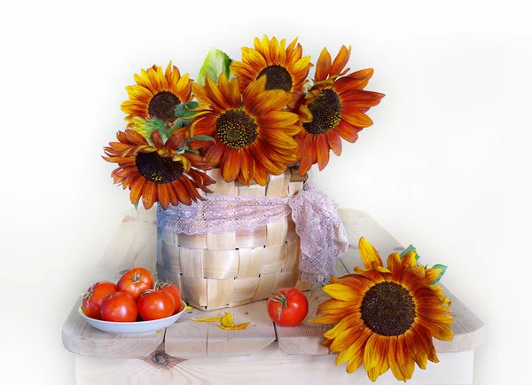 Stillleben Mit Sonnenblumen Korb Und Reifen Tomaten Auf Einem Teller — Stockfoto