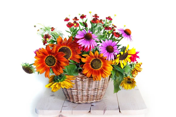 Stillleben Mit Sonnenblumen Und Anderen Blumen Einem Weidenkorb Auf Weißem — Stockfoto