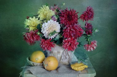 Masada bir sepet ve kabaklar güzel dahlias bir buket ile hala hayat