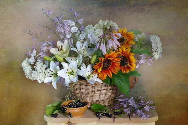 Sehr Schöner Strauß Von Gartenblumen Einem Korb Stillleben Mit Blumen — Stockfoto