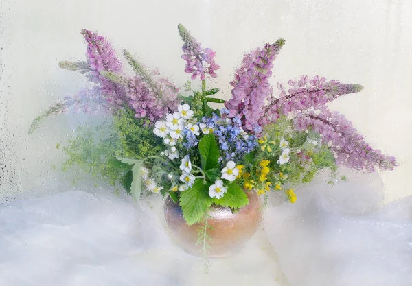 Natürmort Tablo Üzerinde Bir Kil Vazoda Kır Çiçekleri Buketi Ile — Stok fotoğraf