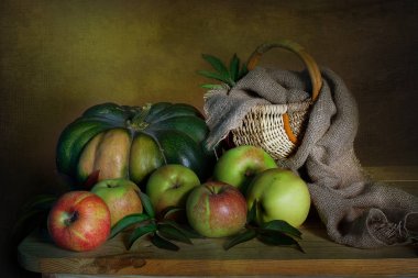 Sonbahar fotoğraf. Natürmort olgun elma ve üzüm izole kahverengi zemin üzerinde.