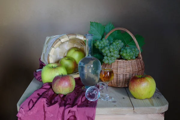 秋天的照片 仍然生活成熟的苹果和葡萄查出在棕色背景 — 图库照片
