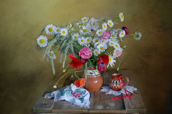 Ramillete Amapolas Margaritas Cerámica Sobre Mesa Bodegón Con Flores Silvestres — Foto de Stock