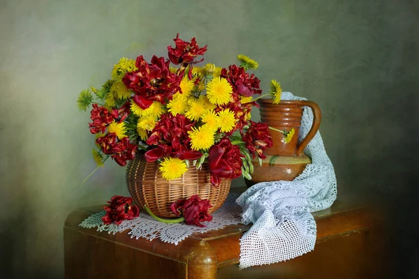 Flores Primavera Buquê Dentes Leão Amarelos Tulipas Vermelhas Uma Cesta — Fotografia de Stock