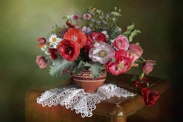 一束美丽的罂粟花在一个花瓶在棕色的背景 与罂粟的静生活 — 图库照片