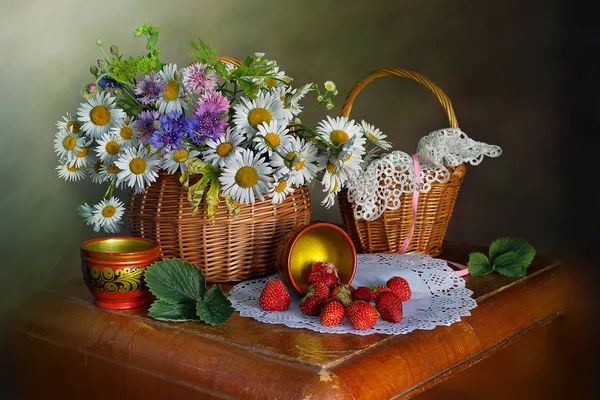 Stilleven Met Madeliefjes Rijpe Aardbeien — Stockfoto