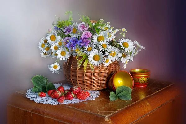 Papatyalar ve olgun çilek ile natürmort