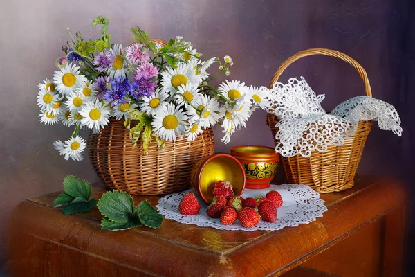 Papatyalar ve olgun çilek ile natürmort