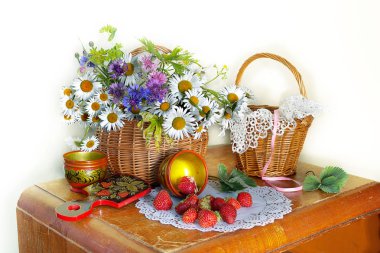 Papatyalar ve olgun çilek ile natürmort