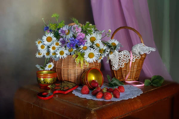 Papatyalar ve olgun çilek ile natürmort