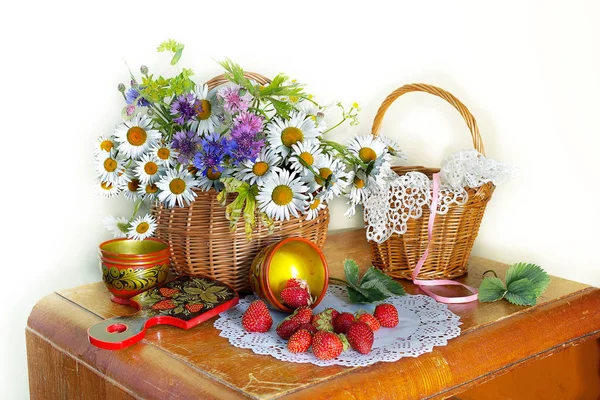 Papatyalar ve olgun çilek ile natürmort