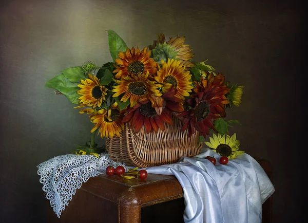 Stillleben Mit Sonnenblumen Korb Und Serviette Auf Dem Tisch — Stockfoto