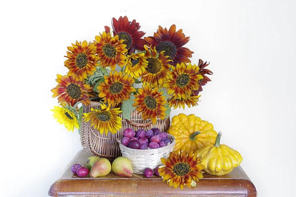 Stillleben Mit Sonnenblumen Korb Obst Und Gemüse Auf Tisch Isoliert — Stockfoto