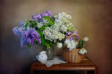 Masanın üzerinde bir vazoda natürmort Eflatun çiçekler.