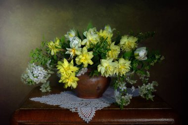 vazoda bahar nergisleri ile natürmort