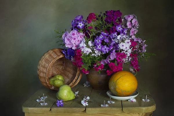 Natureza Morta Com Flores Coloridas Frutas — Fotografia de Stock