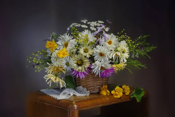 Vida Morta Com Zinnias Brancas Uma Cesta — Fotografia de Stock