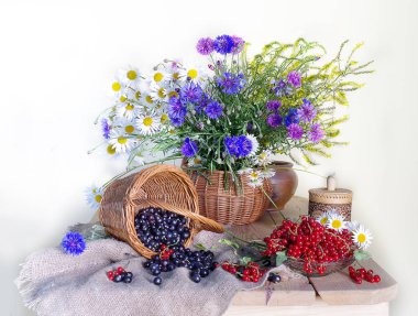 Masada vazoda yabani, renkli çiçekler buketi.