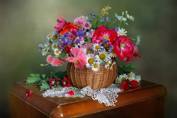 Bir sepet içinde papatya, haşhaş ve diğer çiçekler buket.