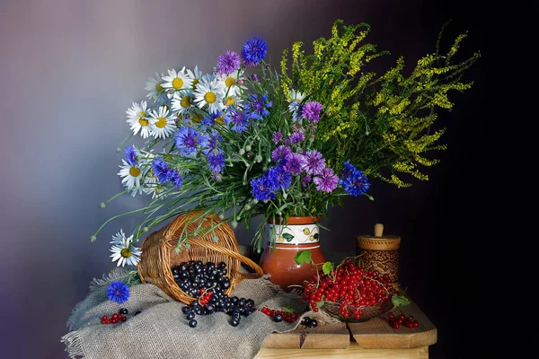 Buchet Flori Sălbatice Colorate Într Vază Masă — Fotografie, imagine de stoc